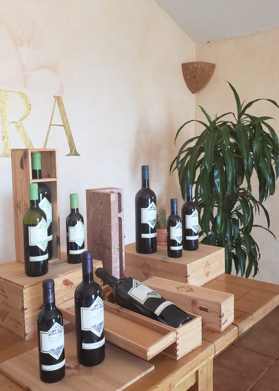 Bottiglie di vino azienda Capichera Sardegna